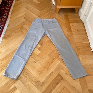 Levi’s 569 Grey - Fina Levi's grå jeans med avslappnad passform. Mycket fint skick. Byxorna är inlämnade hos skräddare för att passa som 32/34, snarare än 34/34 som märkningen antyder. Wide-straight passform. Importerade från USA. Mått på förfrågan. Köpet är slutgiltigt.