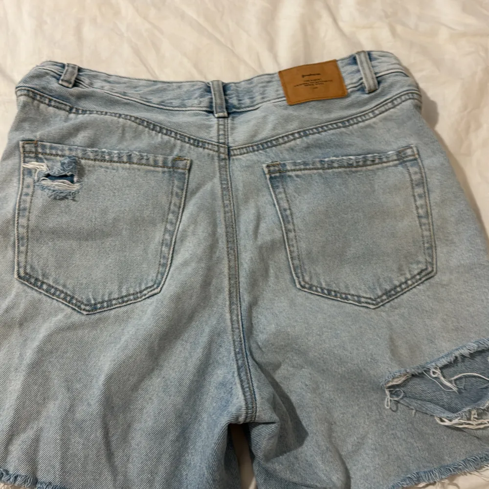 Ljusblåa jättesnygga jeansshorts Köpt från stradivarius använt några gånger  Passar M. Shorts.