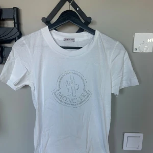 Moncler t-shirt - Säljer denna snygga moncler tshirt med glitter logga🌟💞🥰 skriv vid frågor, köptes från wakkaku pris kan diskuteras