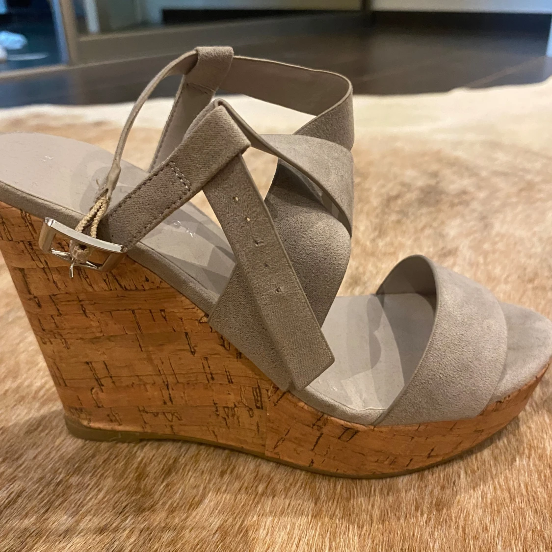 Grå kilklackssandaler från New Look - 91