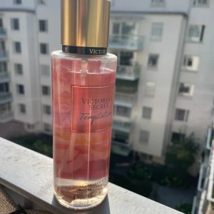 Victorias secret parfym - Säljer en Victorias secret parfym med doften ”temptation”💘köpte den på en flygplats och har bara använt som dekoration. Helt oanvänd. Nypris 300kr. Man kan också köpa 2 för 450 om man tittar i min profil.