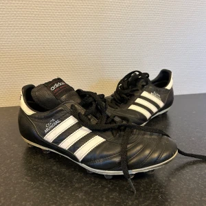 Fotbollsskor - Säljer nu mina fotbollsskor från Adidas i stolek 40, då jag lagt fotbollen på hyllan. Skorna är nästan helt nya och bara använda  fåtal gånger. Dom anpassar sig efter foten och väldigt sköna att spela i! Ny pris 1200kr, mitt pris 400kr