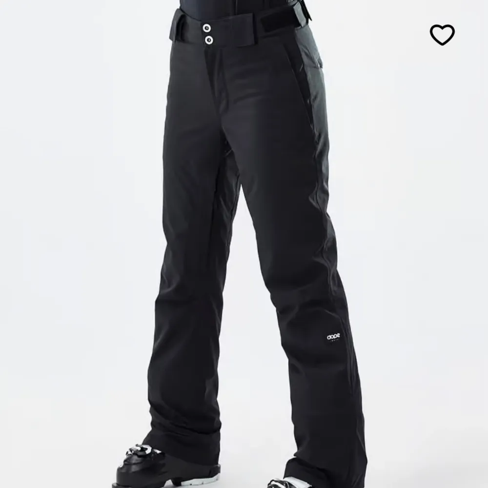 säljer ett par fina dope skidbyxor, är endast använda två veckors så de är som nya! Ny pris 1600 säljer för 500kr. Jeans & Byxor.