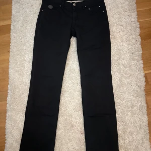 Svarta coola jeans! - Säljer eftersom dom e lite stora! Tveka inte på att höra av er vid frågor eller om fler bilder! Läs gärna min bio i profilen så får du reda på lite mer också. Priset är diskuterbart 💞💞