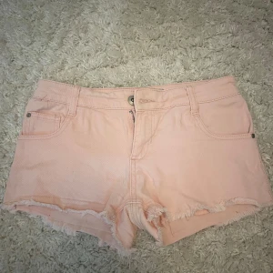 Rosa jeansshorts  - Snygga jeansshorts som är lite tajta på mig! veka inte på att höra av er vid frågor eller om fler bilder! Läs gärna min bio i profilen så får du reda på lite mer också. Priset är diskuterbart 💞💞