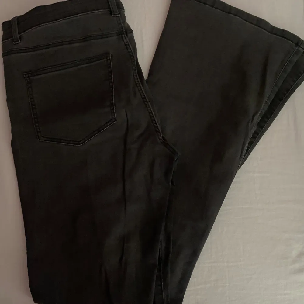 Säljer ett par svarta skinny jeans från Noisy May. De är högmidjade och har en snygg, tight passform. Perfekta för både vardag och fest! 🖤. Farkut & Housut.