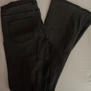 Svarta skinny jeans från Noisy May - Säljer ett par svarta skinny jeans från Noisy May. De är högmidjade och har en snygg, tight passform. Perfekta för både vardag och fest! 🖤