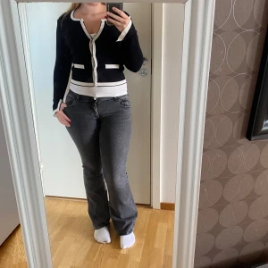 Zara kofta - Zara kofta stolek s nästan oanvänd  Skov om du har frågor eller mer bilder 💕  Kan mötas upp i Stocholm 