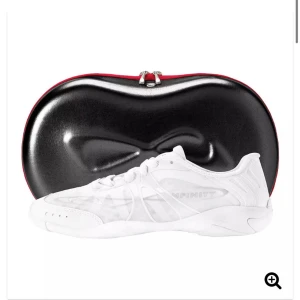 Nfinity vengeance skor - Säljer dessa cheerleading skor därav köpte fel storlek, helt nya och oanvända. Köpte från Nfinity.com, då nypris var 1700kr, så jag säljer för 1200kr. 