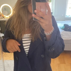 Blå höst jacka - En blå jättefin höstjacka från monki,använd fåtal gånger då jag gilllar när jackorna e lite kortare