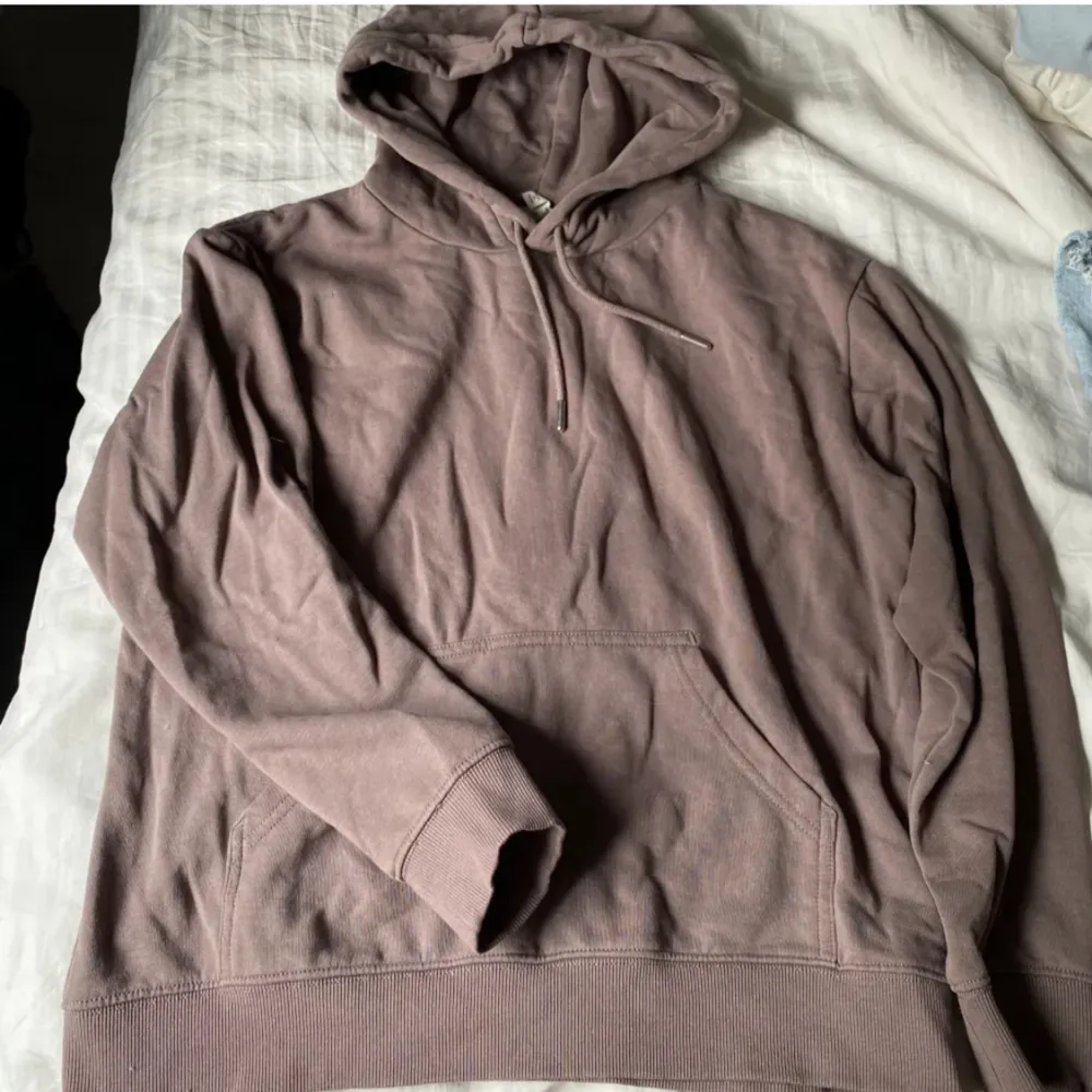 Greige hoodie från H&M, nästan aldrig använd, oversized. Hoodies.