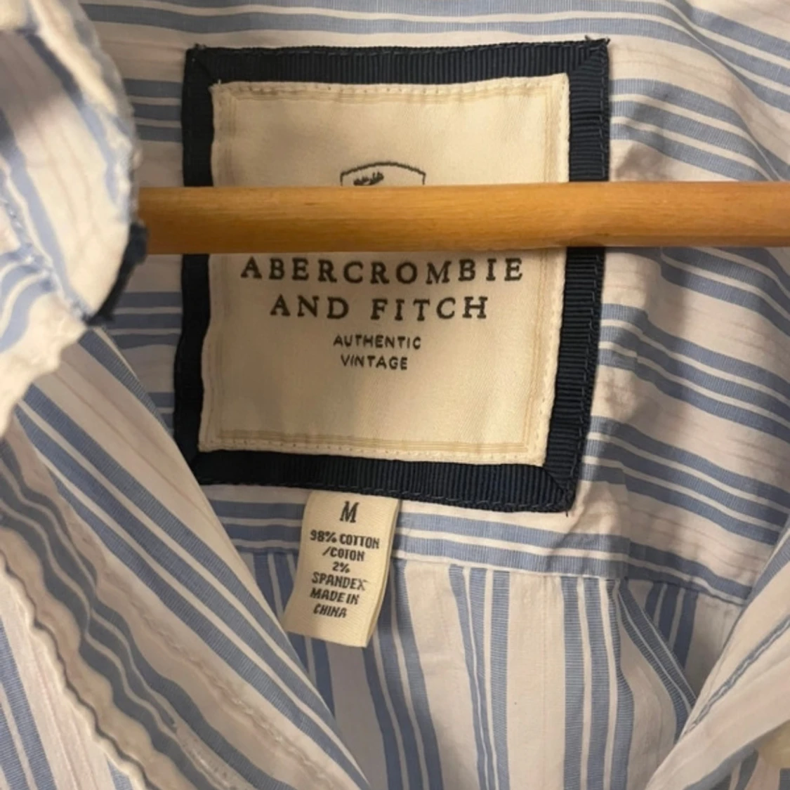 Blå-vitrandig abercrombie fitted skjorta - 91