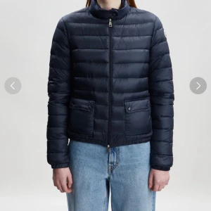 Moncler jacka  - Säljer min super fina moncler jacka då den inte kommer till någon användning. Inköpt för drygt 3 år sen men varsamt använd. Kvitto, jackpåse och galge ingår om så önskas. Storlek 2 på jackan vilket motsvarar M men jackan är väldigt liten i storlek 😊