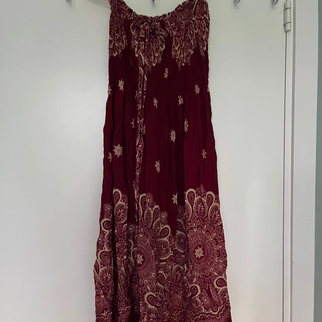 Vinröd klänning med mönster - 90