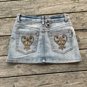 Jeans kjol - Skitsnygg blå jeanskjol men som tyvärr är för liten för mig. Den är i storlek 26 och motsvarar en S eller XS. Den ser ut som ny och inga skavanker. Säg bara till om ni undrar något💗💞midjemåttet är 36 cm och längden är 31 cm🥰