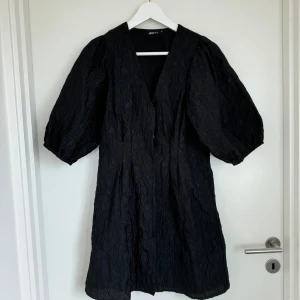 Klänning  - Sparsamt använd klänning från Gina tricot!🥰