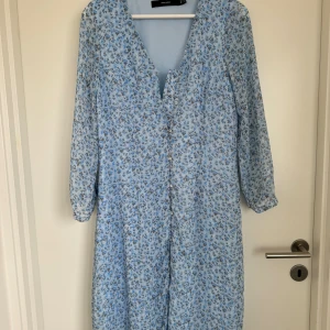 Klänning - Blommig klänning från Vero Moda.  Lik adoore klänningarna🥰