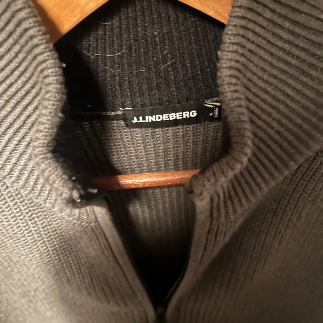 Grå stickad kofta från J.Lindeberg - 91