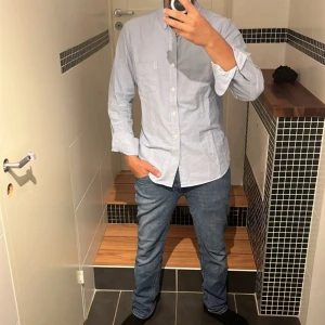 J.Lindeberg skjorta - Säljer en riktigt schysst J.Lindeberg I suveränt skick. Frågor kontakta mig👇🏻Storlek M men passar även S