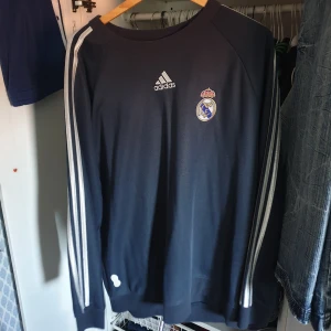 Vintage real madrid champions league tröja - Vintage adidaströja från champions league 2006 i väldigt bra skick.  