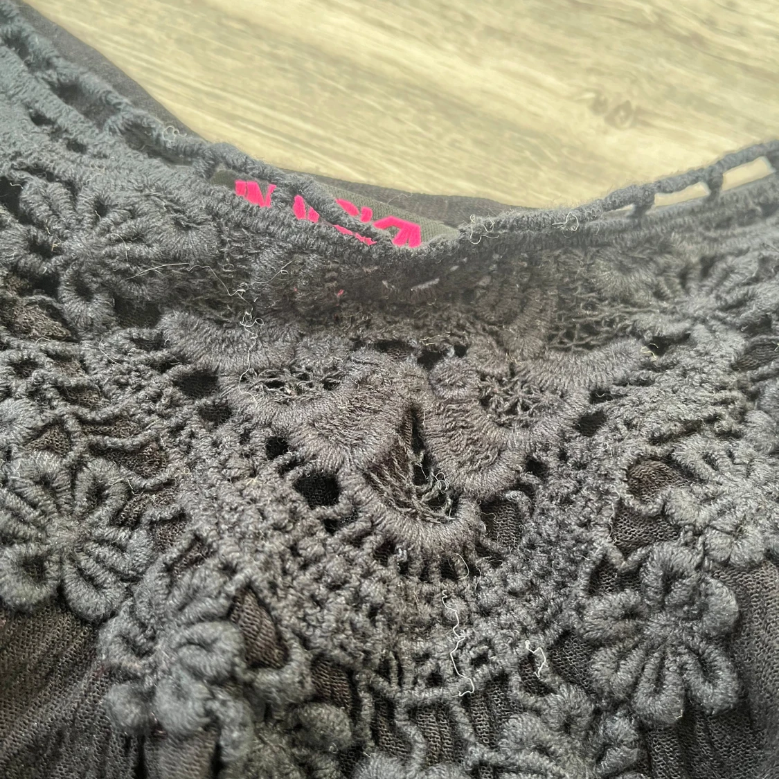 Svart linne med spetsdetaljer - 91