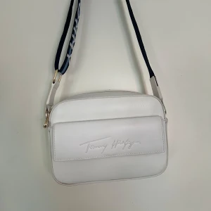 Tommy Hilfiger, väska  - Helt oanvänd, nypris: ca 1 200:-