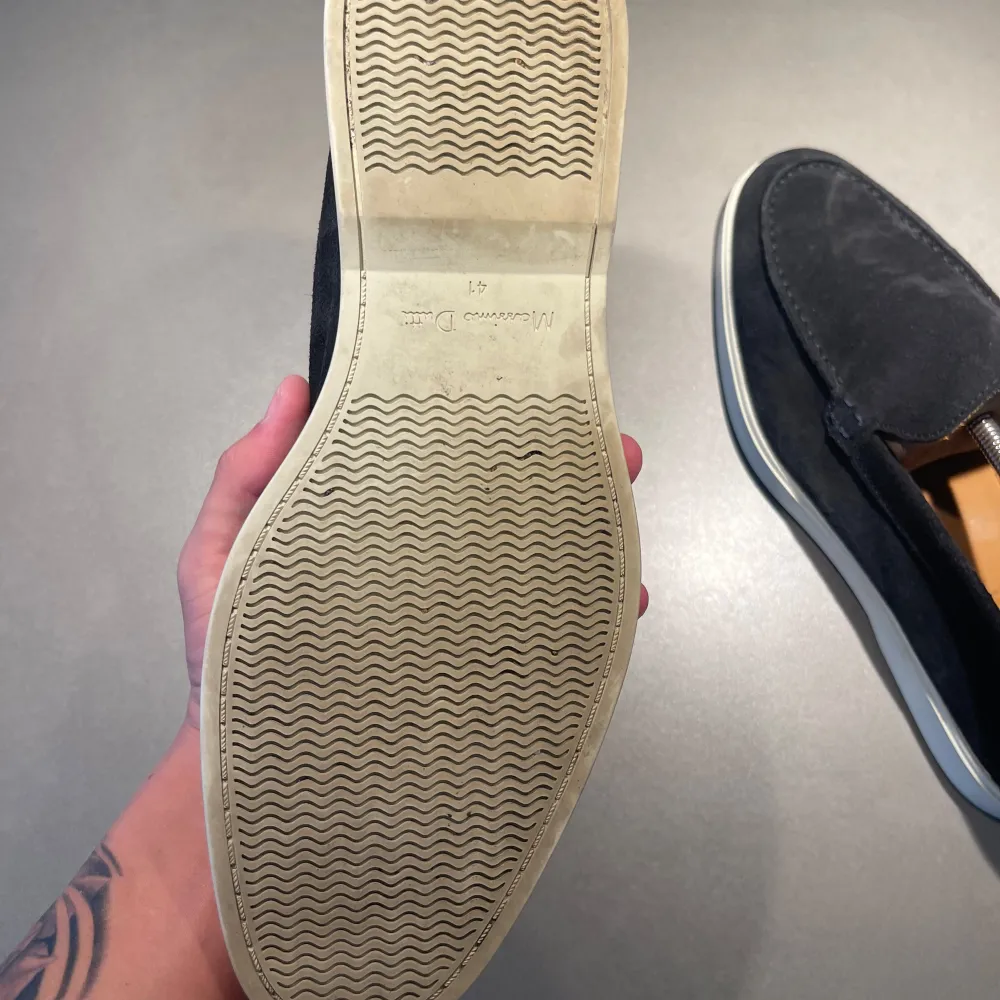 ‼️VI TAR EJ BYTEN‼️ Massimo Dutti Loafers | Skick: 8,5/10 | Storlek 41 fits 42 | Endast Skorna ingår!! | Fraktar inom 24H efter köp, på köparens bekostnad 📦 | Hör av dig vid minsta fråga eller fundering 💭. Skor.