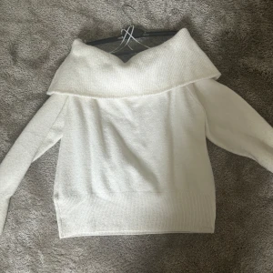 stickad tröja - En super fin stickad of shoulder tröja ifrån hm