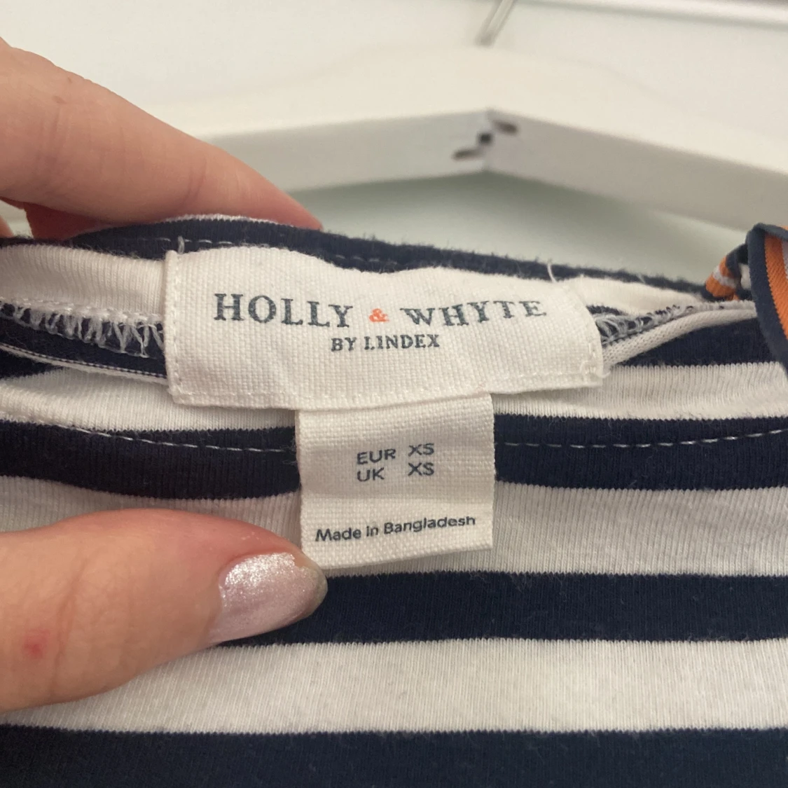 Mörkblå och vit randig tröja  - 91
