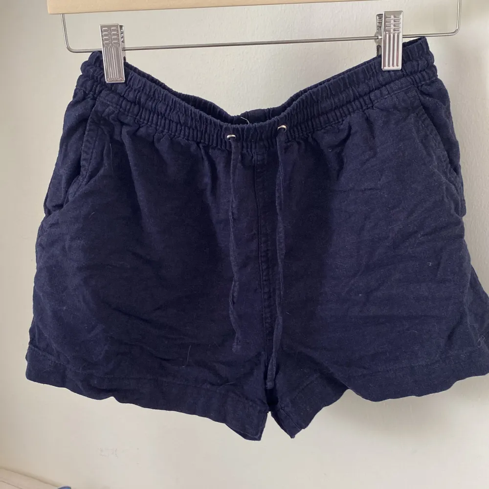 Söta linneshorts som är köpta nya i butik och använt cirka 2 gånger!!! Mycket bra skick!!🤩. Shorts.