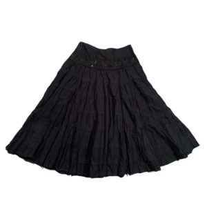 Svart Maxi Kjol  - Lång svart maxi kjol i storlek L   I bra skick   #00s #00sfashion #2000 #70 #70S #80 #80s #90s #Bunda #Kelnes #Marskinéliai #Pantaloni #Tricou #aesthetic #alt #alternative #archive #avantgarde #baggy #baggy. #bayonetta #biata #cargo #chiefkeef 