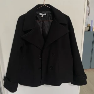 Design by si kappa  - Säljer denna design by si kappan i svart! Inga defekter, som ny. Köpt för 757kr, perfekt till hösten🍁 Kom privat om du vill ha fler bilder eller har frågor. Pris kan diskuteras. Intressekoll, skriv innan du köper!