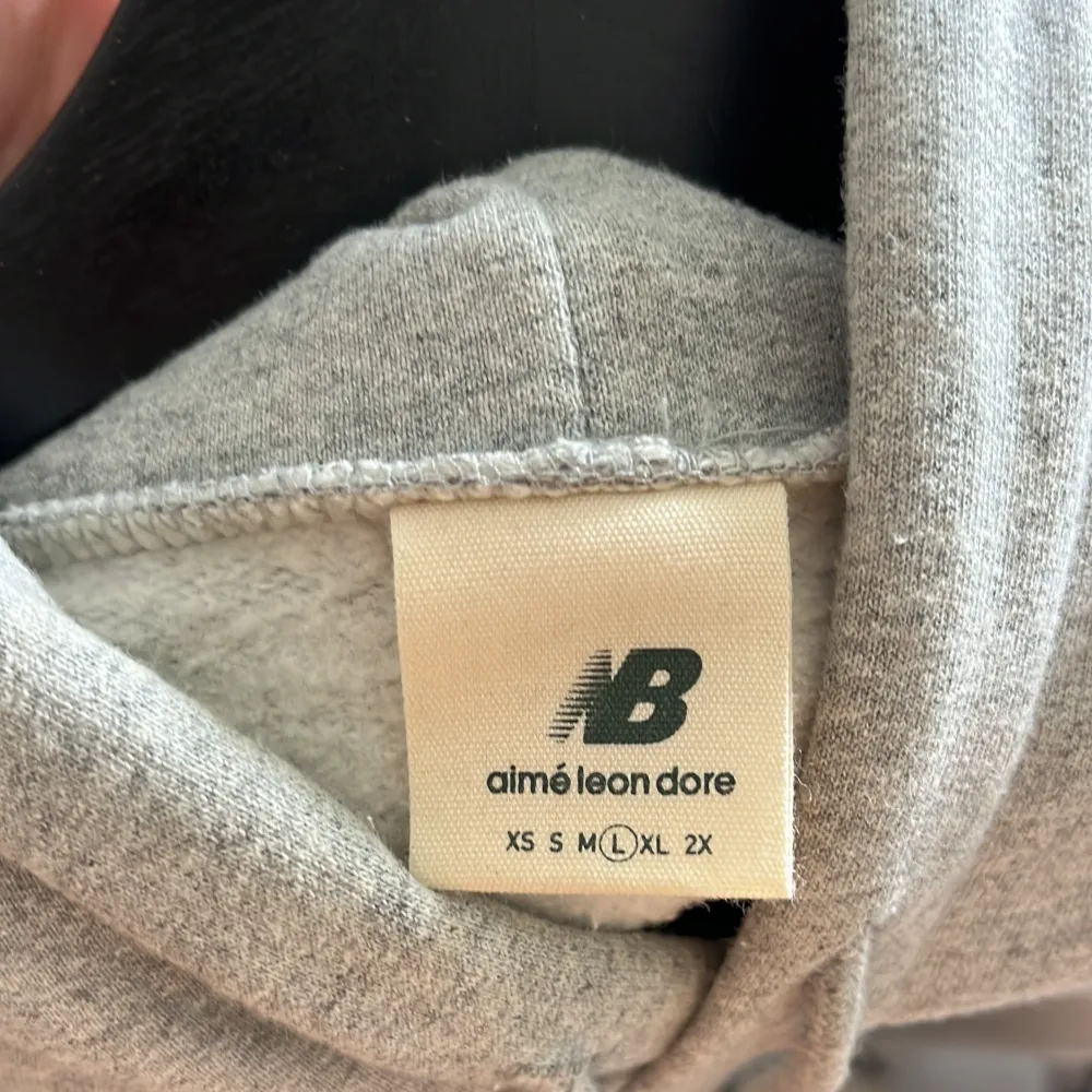 Säljer min Aime Leon dore x new balance hoodie, väldigt bra skick då den inte kom så mycket till användning, storlek L, digitalt kvitto finns, skriv för fler frågor. Hoodies.