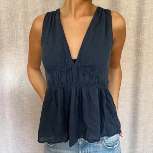 Luftig topp - Så söt o luftig topp/blus. Bra skick, köpt secondhand men aldrig använd av mig <3 står ej storlek men skulle säga att den passar XS S & M, beroende på hur man vill att den ska sitta