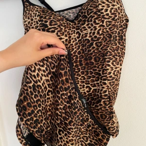 Leopard set - Leopard set Helt ny vintage aldrig använd Toppen går att justera, 75B uppskattas till storlek S Shortsen är väldigt små, uppskattas till en mindre XS