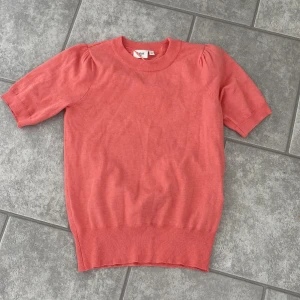 Stickad tröja!! - Stickad tre kvarts ärmar tröja från saint tropez!!!!! Köpt helt ny i butik igga kväkt cirka 1 gång!!! Mycket bra skick!!!🤩🤩🤩