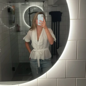 Vit zara blus - Säljer min vita söta blus från zara💕 Stl M 
