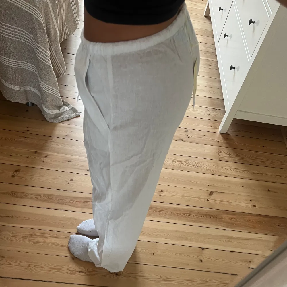 Helt oanvända linnebyxor från Gina Tricot, lapp finns kvar 🤍🤍. Jeans & Byxor.