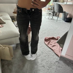 Lågmidjade jeans  - Säljer ett par lågmidjade jeans från weekday, modellen arrow low i färgen noir/ svart grå💗Superbra skick! 