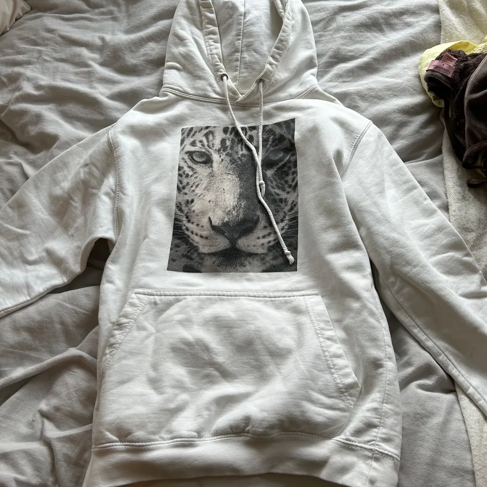 Säljer en supercool vit hoodie från The cool elephant i storlek S. Den har ett stort leopardmotiv på framsidan som verkligen sticker ut. Perfekt för både mysiga hemmakvällar och att en avslappnad stil ute. Hoodien är i bra skick och har en klassisk känguruficka framtill. Hör av dig om du är intresserad! 🐆. Neuletakit & Villapaidat.