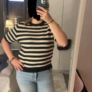 En randig stickad t shirt - Ganska kort, den är i storlek L men känns mer som M eller S. Säljer för att den inte riktigt är min stil. Kom privat för mer info och bilder