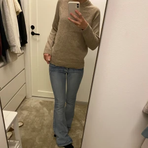 Lambswool blend stickad tröja - Säljer en superfin och skön stickad tröja från Cubus i lambswool blend i storlek 158/164, men passar en xs. Den är i superfint skick, inte nopprig. Skulle säga att färgen är brun-beige. Hör av dig vid frågor🥰☺️