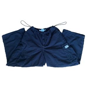 Cargo jeans  - Köpte detta coola cargo jeans  på Urban Outfitter men är inte min stil längre 🌸. Den har en snygg finish och är i storlek XS men det kan vara en S eller M eftersom den har en resår i midjan så den passar hur du vill 