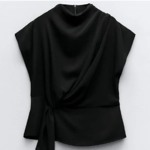 Zara blus  - Jättefin blus från Zara i storlek S som endast är använd 1 gång och är i nyskick. Säljer då jag tycker att den sitter för stort på mig💓 Nypris 329