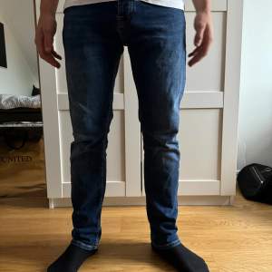 Säljer ett par nudie jeans i stl 33/30  Använda men i bra skick! Hör av dig om du har någon fundering! 