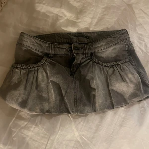 Jeanskjol - Supersnygg lågmidjad kort jeanskjol med volanger