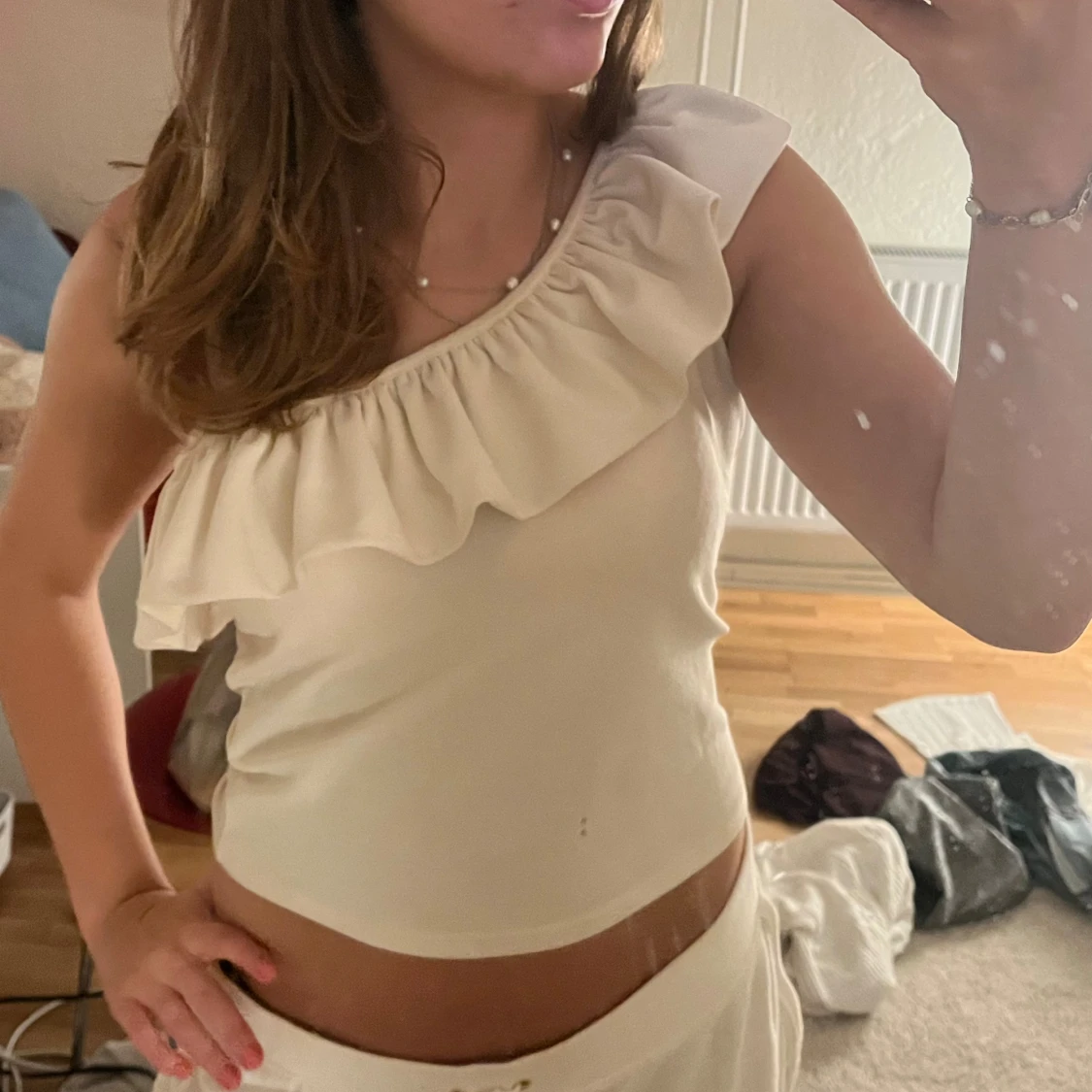 Vit oneshoulder topp - 90