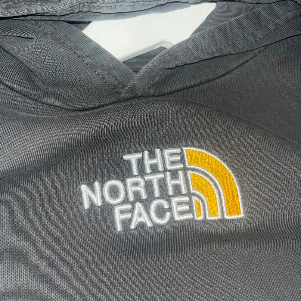 North face hoodie. Säljer den för den blivit för liten. Skick 10/10. Tröjor & Koftor.