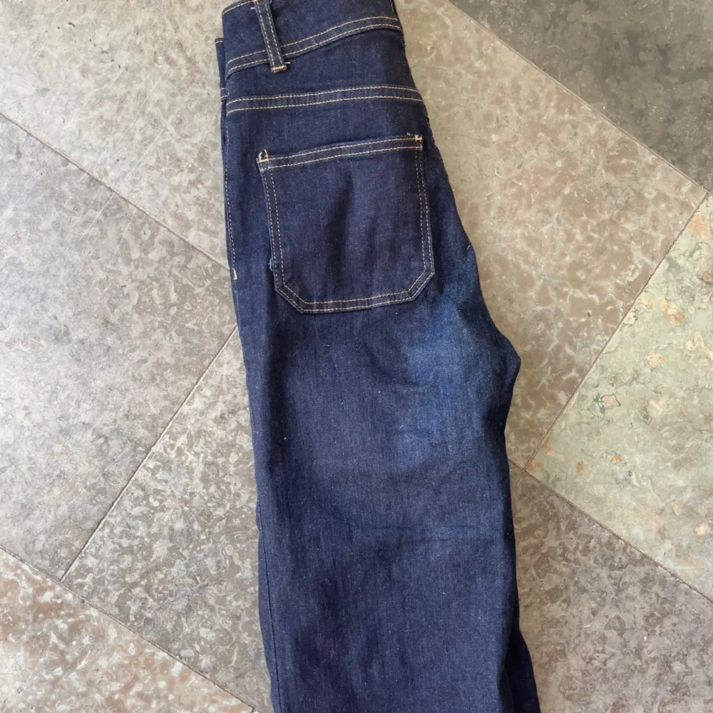 Marine flare jeans storlek 32. Andvända Max 2 gånger, då de är för små för mig. Kunden står för frakten . Jeans & Byxor.