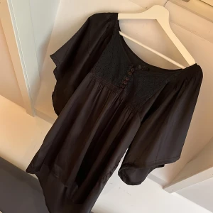 Svart blus från Kookai - jättegullig svart blus som är lite pösig i passformen! super fint till fest eller om du vill känna dig lite extra fin!!💘